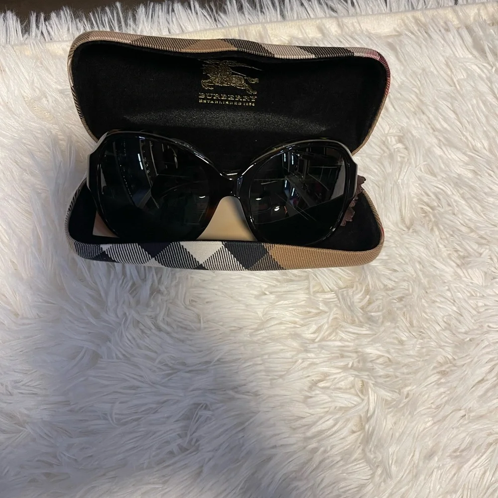 Authentic large Burberry Sunglasses - Picture 5 of 5